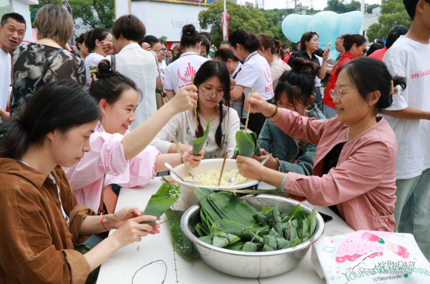 建始星光天地商圈聯(lián)合社區(qū)居民“粽”情端午送關愛