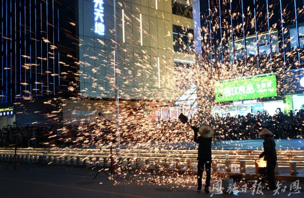 建始縣：“火樹銀花”拉滿盛夏氛圍