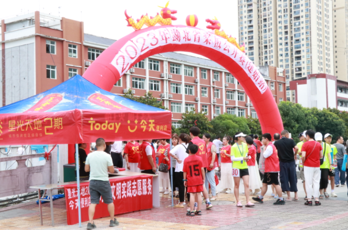 建始愛心企業(yè)為市民送“清涼”