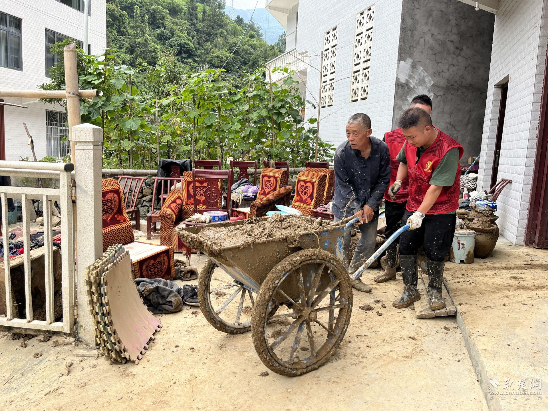 荊楚網(wǎng)（湖北日報(bào)網(wǎng)）：建始43名企業(yè)職工志愿抗洪搶險護(hù)家園